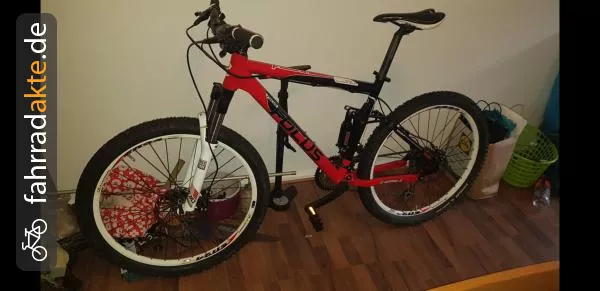 Mountainbike rot mit weißen Felgen