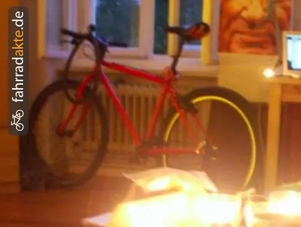rotes Mountainbike 26′′