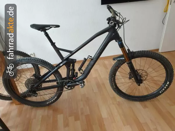 Vollgefedertes Mountainbike